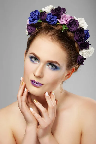 Chica modelo de belleza de moda con flores en el pelo. Creación perfecta —  Fotos de Stock