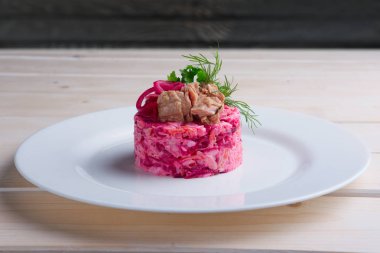 Ton balığı, kırmızı pancar ve havuç salatası