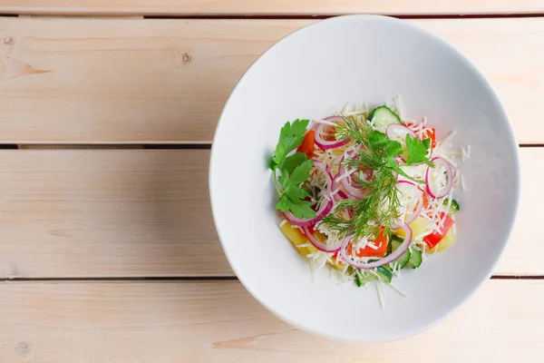 Салат со свежим перцем, огурцом, красным луком, вареной картошкой — стоковое фото