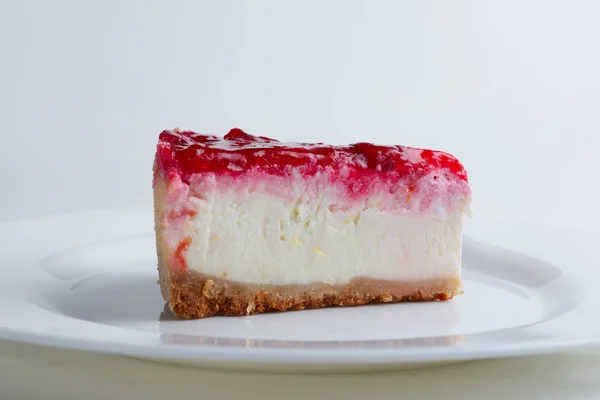 Μερίδα του cheesecake κεράσι σε ένα πιάτο — Φωτογραφία Αρχείου