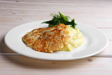 Plaka breading ve püresi patates kıyılmış domuz ile dekore edilmiş 
