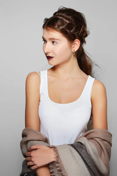 Όμορφο κορίτσι σε λευκό αμάνικο t-shirt που ψάχνει σε μια πλευρά — Φωτογραφία Αρχείου