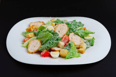 Bıldırcın yumurta, kızarmış tavuk fileto ve c ile sebze salatası