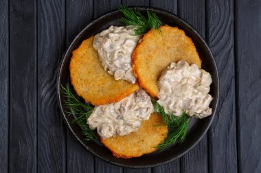 Patates kek (draniki) soğan ve mantar c ile Üstten Görünüm