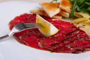 Peynir, beyaz ekmek tost ve limon ile Dana carpaccio closeup görünümü