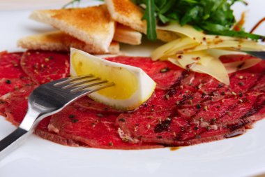 Peynir, beyaz ekmek tost ve limon ile Dana carpaccio closeup görünümü