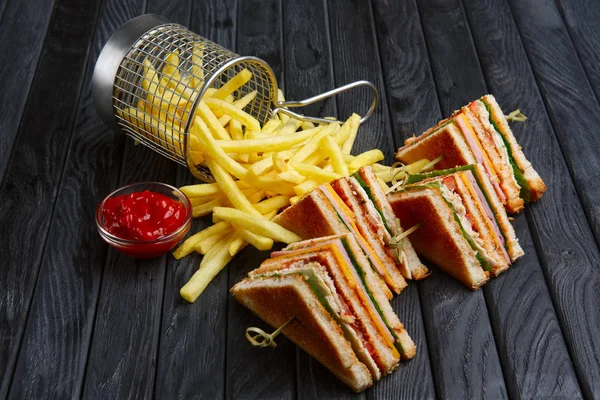 Sándwich Club con papas fritas en canasta de metal — Foto de Stock