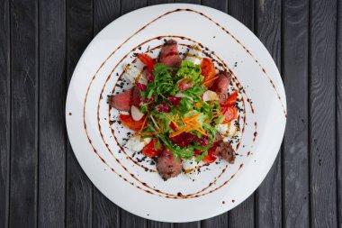 Sığır eti, beyaz peynir, turp, domates, roka ve kırmızı ca ile salata