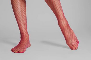 Seksi pembe File külotlu çorap uzun kaslı kadın bacaklar. Açık closeup görünümü.