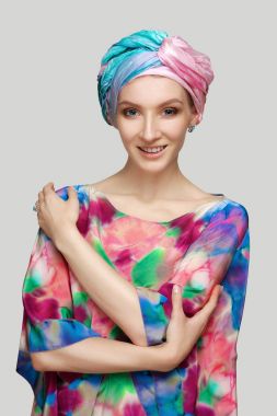 Güzel moda model renkli ipek bluz ve başının etrafında sarılı atkı