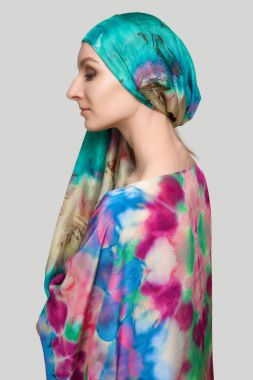 Güzel moda model renkli ipek bluz ve başının etrafında sarılı atkı