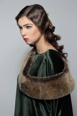 Kürklü elbiseli güzel moda modeli. Kıvırcık saç modeli.