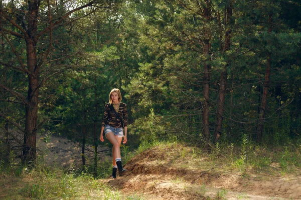 Menina turista bonita andando na floresta — Fotografia de Stock