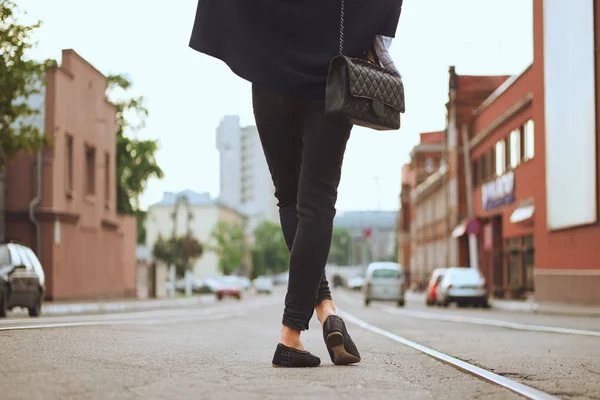 Pernas femininas andando na rua — Fotografia de Stock