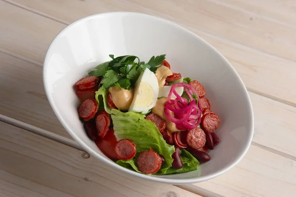 Салат с копченой колбасой и яйцом — стоковое фото