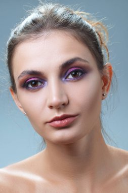 Temiz cilt ve doğal makyaj güzel kız portresi