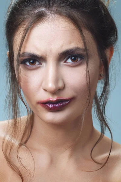 Retrato de menina bonita com pele limpa e batom manchando. Lábios de penas e um fio de cabelo — Fotografia de Stock