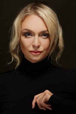 Düşük anahtar doğal makyaj ve kıvırcık saç çekici Bayan portresi