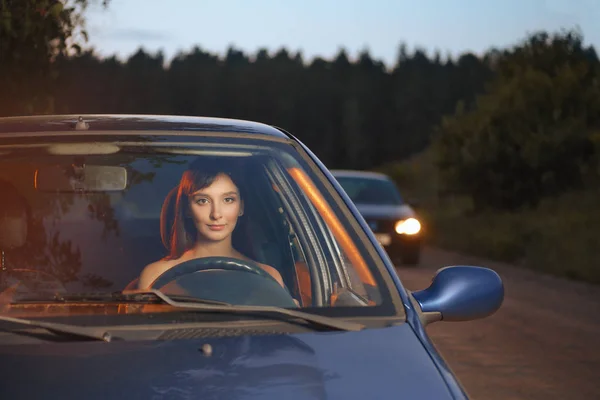 Chica conduciendo el coche por la noche — Foto de Stock