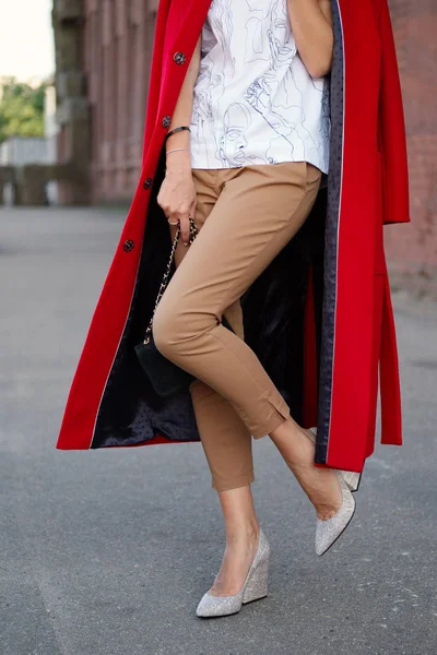 Lang vrouwelijke benen in rijbroek en wollen jas over de schouders. Streetstyle mode. — Stockfoto