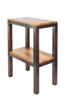 Beyaz arka plan üzerinde izole el yapımı ahşap masa