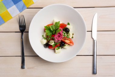 Mozzarella peyniri, domates, zeytin salatası. Üstten Görünüm.