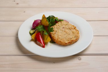 Balık göğsü ile kızarmış patates, soğan, biber ve kabak