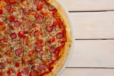 Pizza biberli üstten görünüm ahşap tablo