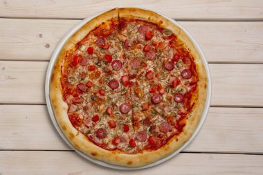 Pizza biberli üstten görünüm ahşap tablo
