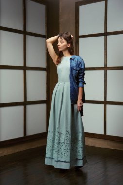 Güzel kıyafet - uzun gösteren model pamuk elbise ve kot pantolon ceket