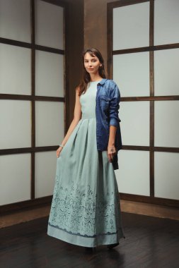 Güzel kıyafet - uzun gösteren model pamuk elbise ve kot pantolon ceket