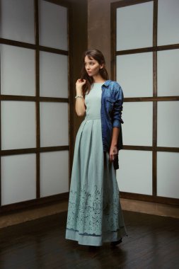 Güzel kıyafet - uzun gösteren model pamuk elbise ve kot pantolon ceket