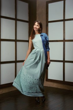 Güzel kıyafet - uzun gösteren model pamuk elbise ve kot pantolon ceket