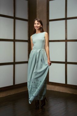 Güzel kıyafet - uzun gösteren model pamuk elbise ve kot pantolon ceket