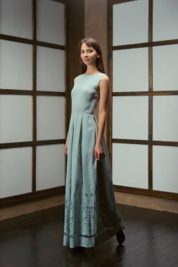 Güzel kıyafet - uzun gösteren model pamuk elbise ve kot pantolon ceket