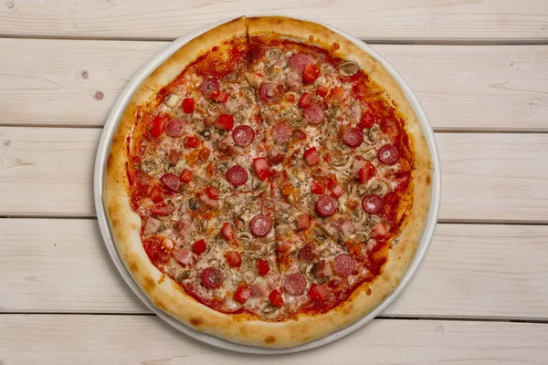 Pohled shora pepperoni pizza na dřevěný stůl — Stock fotografie