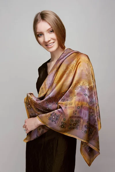Retrato de hermosa chica sonriente con chal de seda de colores — Foto de Stock