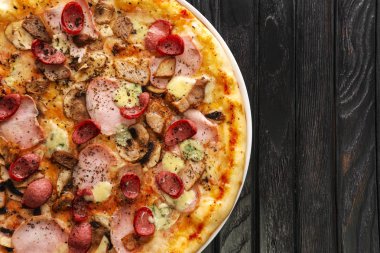 Koyu ahşap zemin üzerine lezzetli Pizza Üstten Görünüm