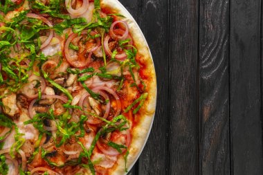 Sosis ve soğancık lezzetli pizza üstten görünüm koyu ahşap arka plan üzerinde