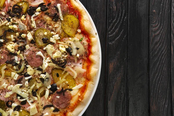 Koyu ahşap arka plan üzerinde turşu salatalık, soğan ve tavuk lezzetli Pizza Üstten Görünüm