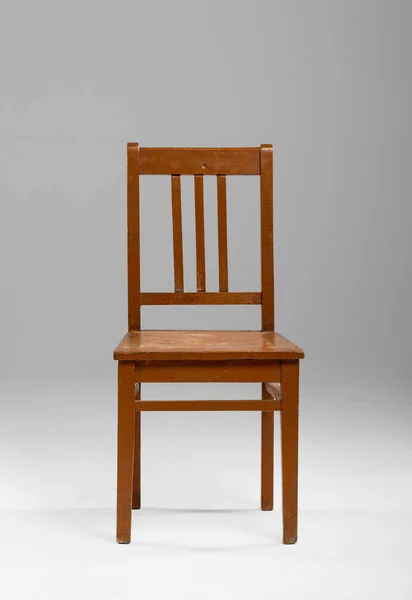 Cadeira de madeira usada velha simples na sala vazia no fundo cinza gradiente — Fotografia de Stock