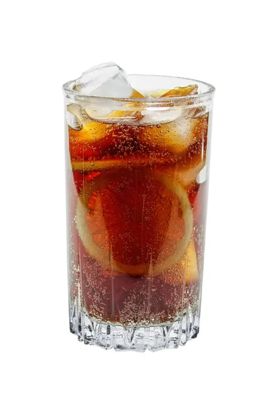 Stort glas cola och is med citron isolerad på vit — Stockfoto