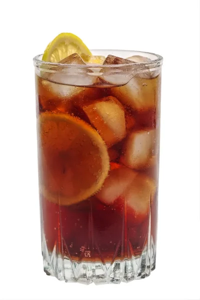 Groot glas cola en ijs met citroen geïsoleerd op wit — Stockfoto