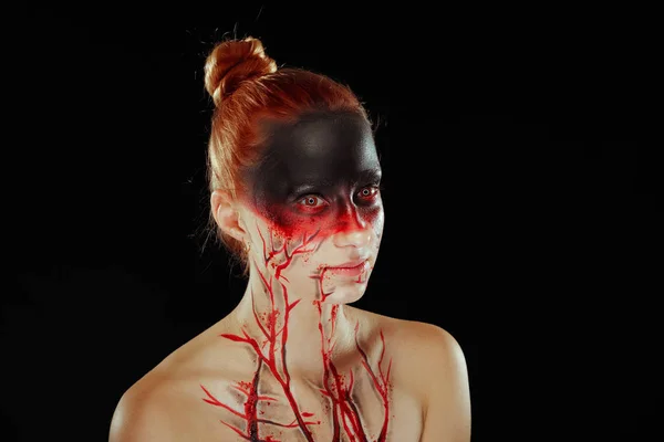Містик героя, чортів дівчина з крові на її обличчі на темному тлі. Фантазії жахливі і Halloween макіяж. — стокове фото