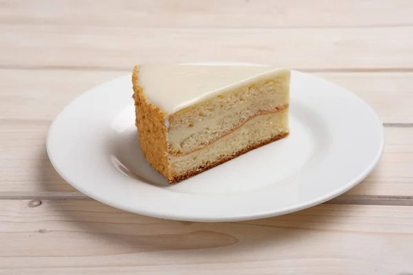 Portion of cheesecake on plate — Stock Photo, Image