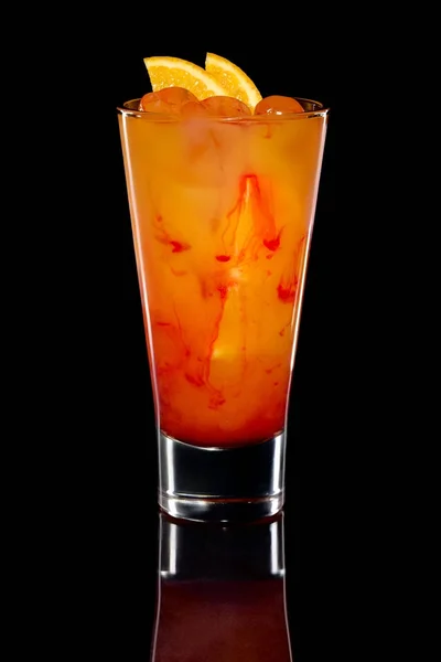 Cocktail mit Orangensaft, Wodke und Erdbeersirup — Stockfoto