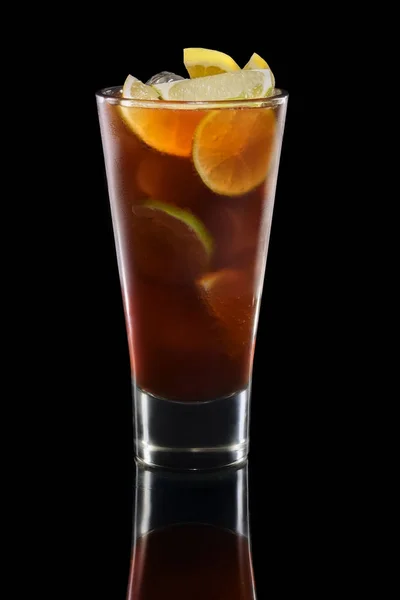 Rum a kola koktejl do highball skla — Stock fotografie