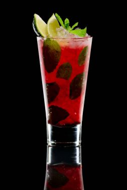 Siyah arka plan üzerine yansıması ile cin ve vişne suyu soğuk lezzetli kokteyl