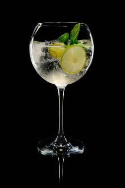 Limon şarap cam buz küpleri ile köpüklü şarap kokteyli 