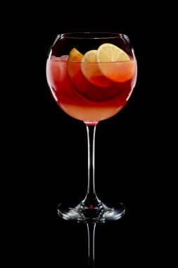 Siyah arka plan üzerine yansıması ile şarap bir bardak soğuk sangria